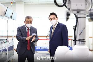 Yoon visits a robot factory in Daegu Seongseo Industrial Complex and conducts 1st Regulatory Innovation Conference