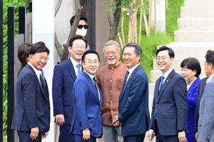 Democratic Party leader Lee Jae-myung visits former president Moon Jae-in Taking good care of the people’s livelihood with hope and support